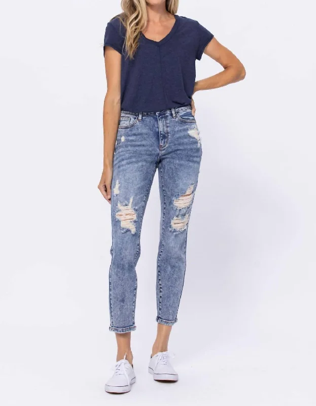 Distressed Capri Denim Jeans In Washed Blue